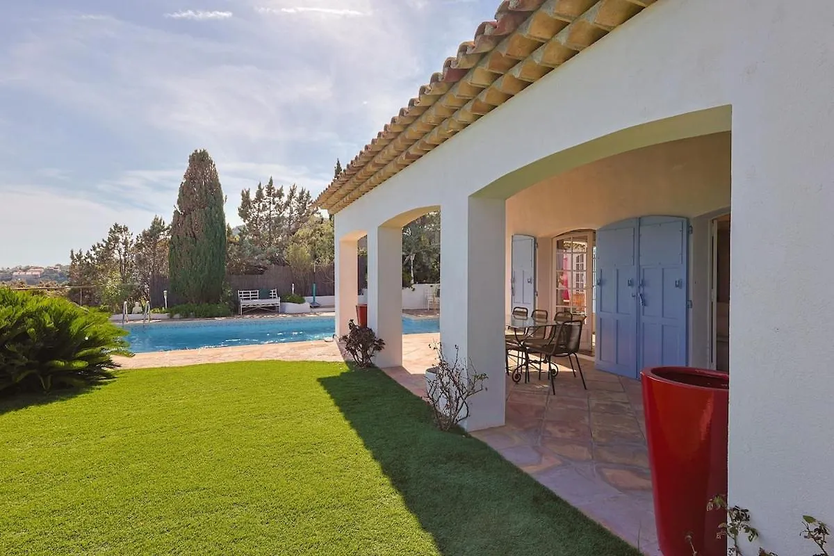 Villa Avec Vue Panoramique Et Piscine A Saint-Raphael